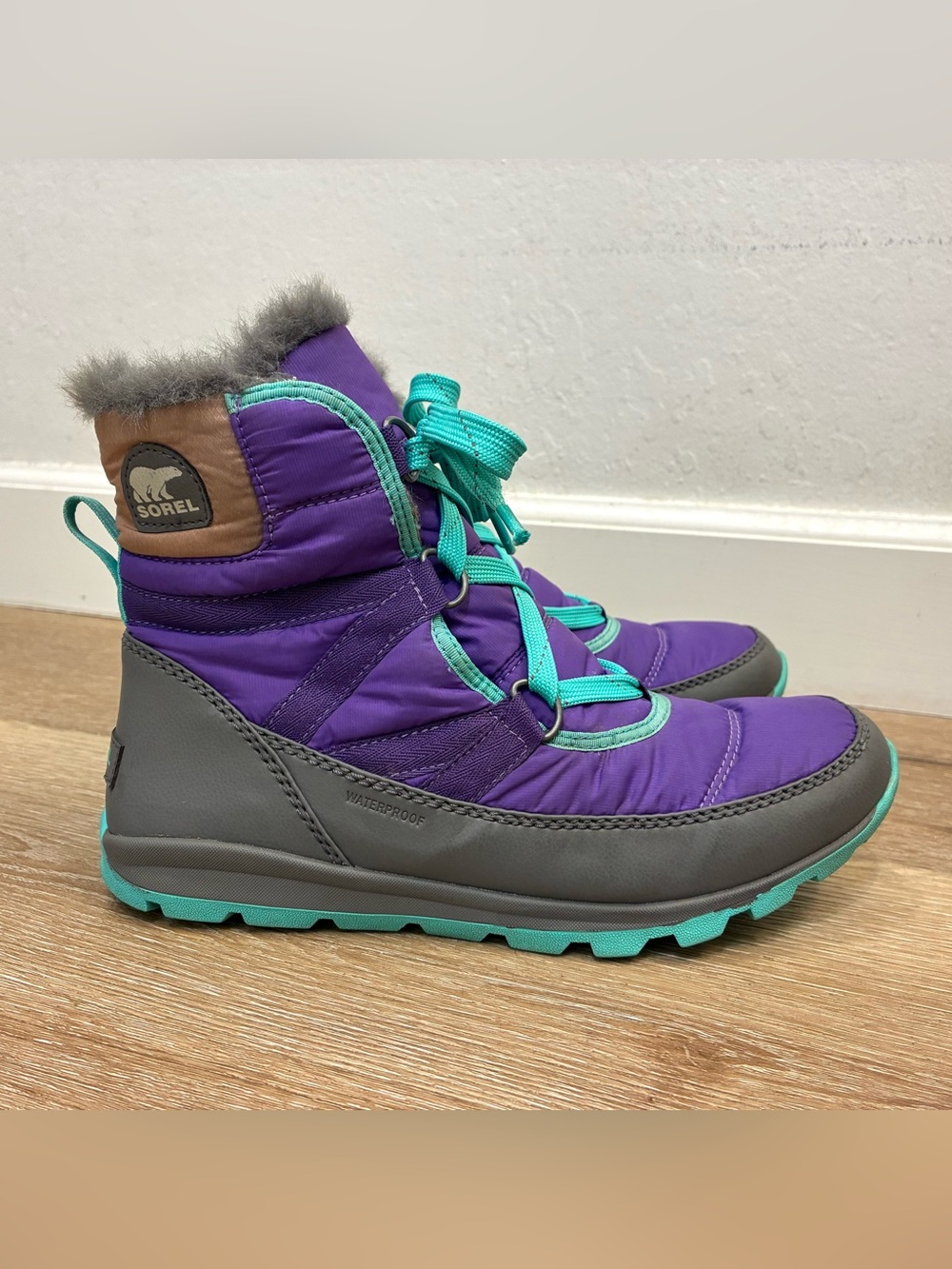 Sorel Whitney Short Lace Boots Feature Vibrant Purple Nylon Women’s US 7 EU 39